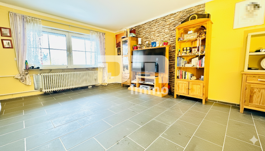 Umfangreich saniertes EFH inkl. PV-Anlage, Terrasse, Wintergarten und Garage - Souterrain Wohnzimmer